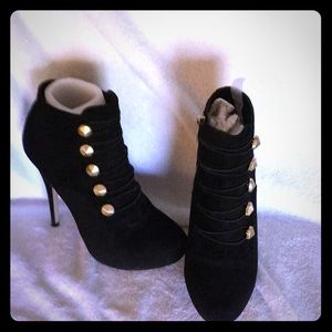 Vince Camuto ladies size 7 suede booties